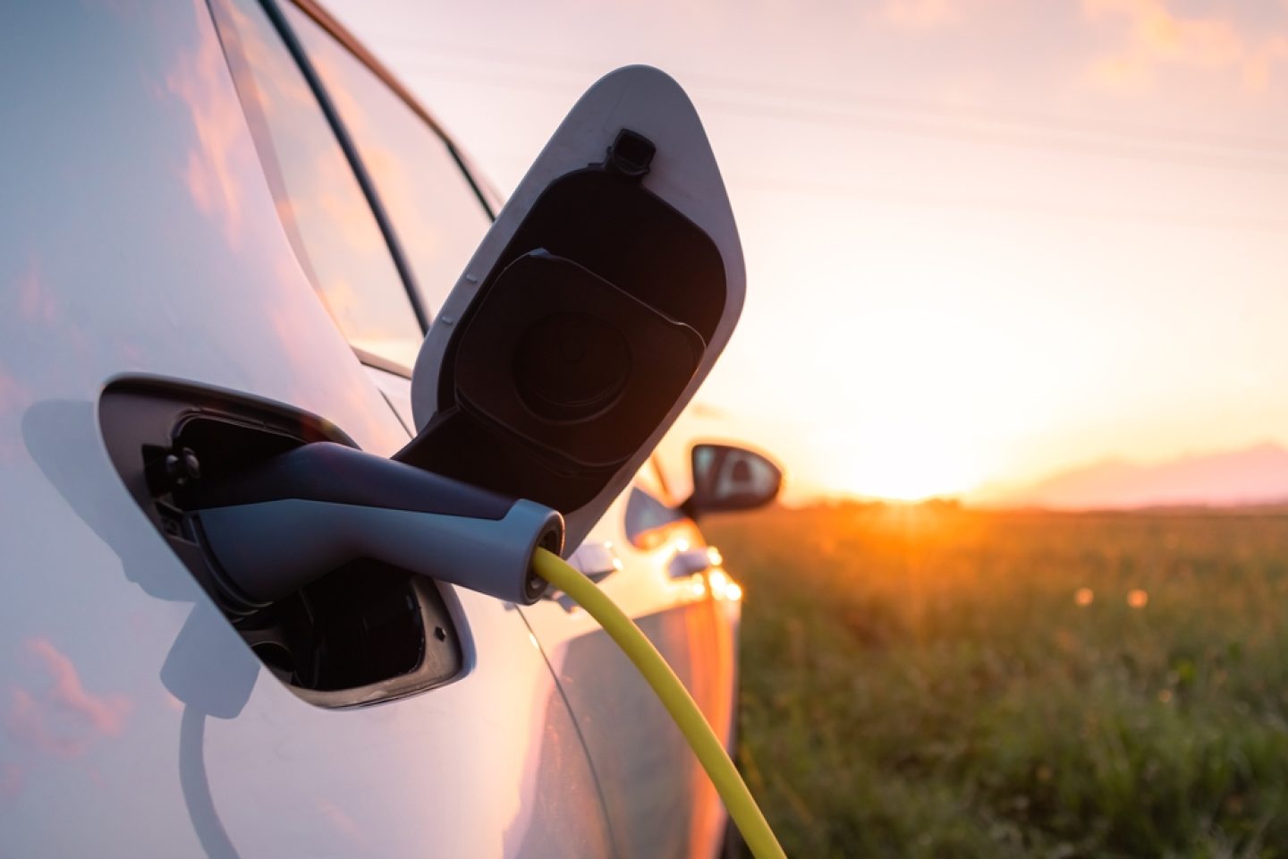 Klimafreundlich & günstiger: Warum E-Autos Verbrenner alt aussehen lassen